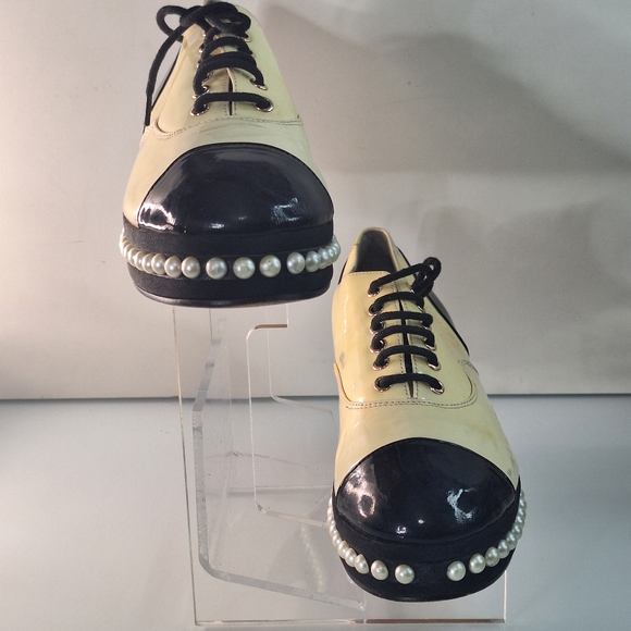 Auth Chanel lace up shoe - Picture 5 of 11